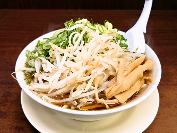 今日もたかばしラーメン並の麵バリカタ、ネギ＆もやしダブル。