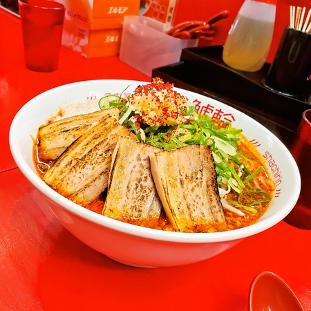 名古屋辛麺 鯱輪 岡山店　/ 旨辛にんにくらーめん 叉焼追加