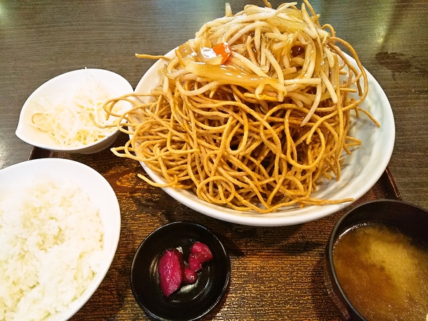 山盛り過ぎの揚げそば定食