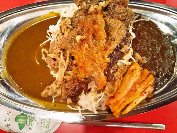 焼肉店の牛すじ合い掛けカレー