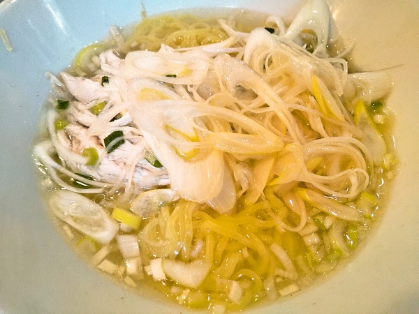 蒸し鶏とネギ麺