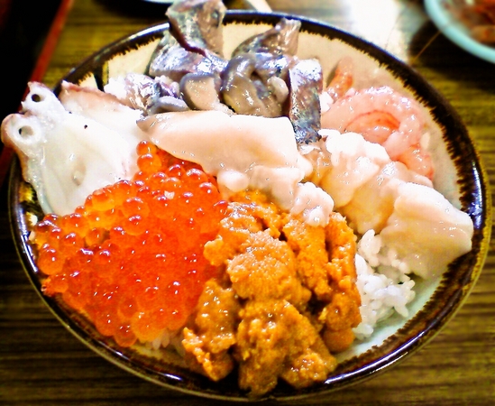北海道苫小牧市の「マルトマ食堂」の「マルトマ丼」です。