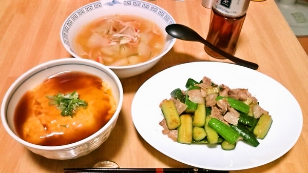 天津飯、胡瓜と豚肉の炒め物、冬瓜スープ