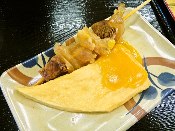 香川県高松市春日町のうどん屋さん「かすが町市場」。牛すじ肉とてんぷら(はんぺん)のおでん。