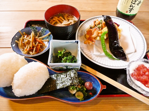 香川県小豆郡小豆島町中山にある「こまめ食堂」。棚田のおにぎり定食。