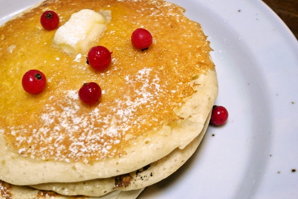 超 美味しく変換 赤い実食べた小鳥の首しめた赤い目くりぬきパンケーキにのせた