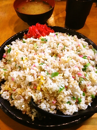 伝説のすた丼屋のチャーハン、飯増し。