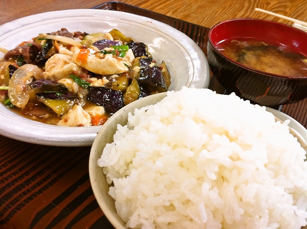 あやぐ食堂のナスのみそ炒め定食。まいうー。