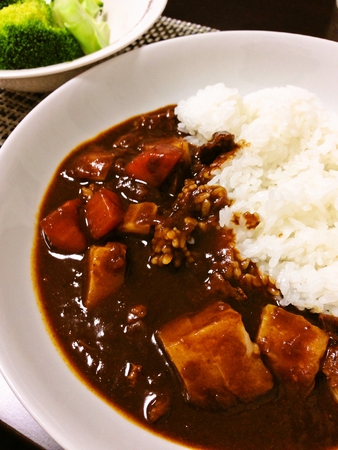 横濱舶来亭カレーフレークBLACK辛口で牛すじブラックカレー作ったった