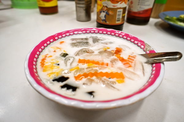 ນ້ຳຫວານ（ナムワーン）、ラオス風ココナッツミルクのみつまめ。