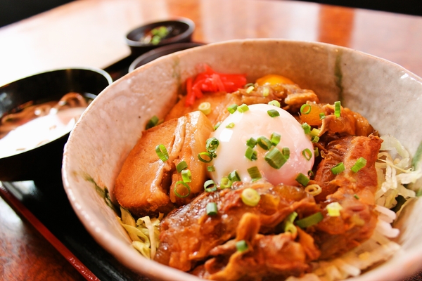 超 美味しく変換 びたろー 六本木 ラフティ軟骨ソーキ丼