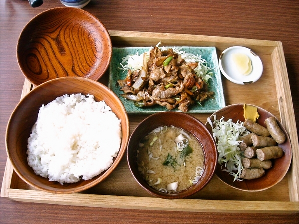 豚肉マイタケソース焼き＋いのぶたソーセージ。2010/10/23 群馬県上野村しおじの湯にて