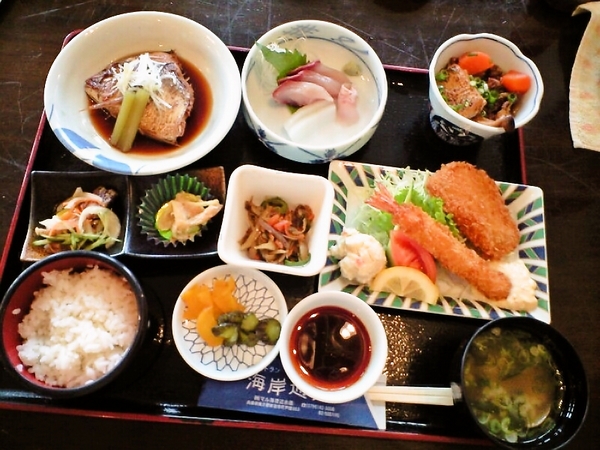 ８００円のランチ　展望レストラン 海岸通り （マル海渡辺水産）　　　　兵庫県美方郡新温泉町芦屋853番地 