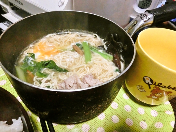 片手鍋でインスタントラーメン