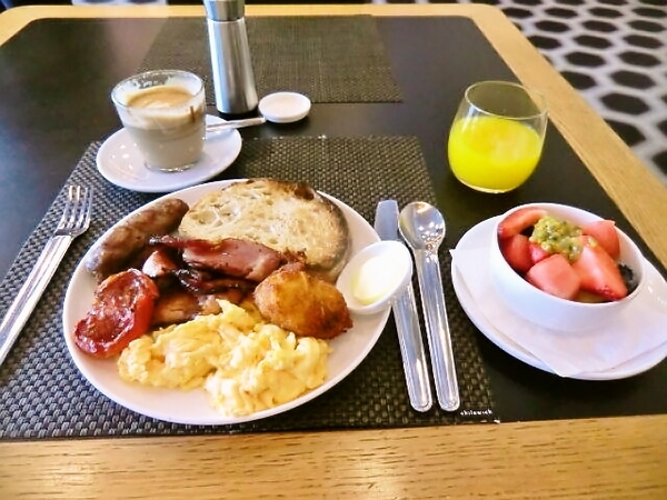 シドニー空港カンタスラウンジの朝食