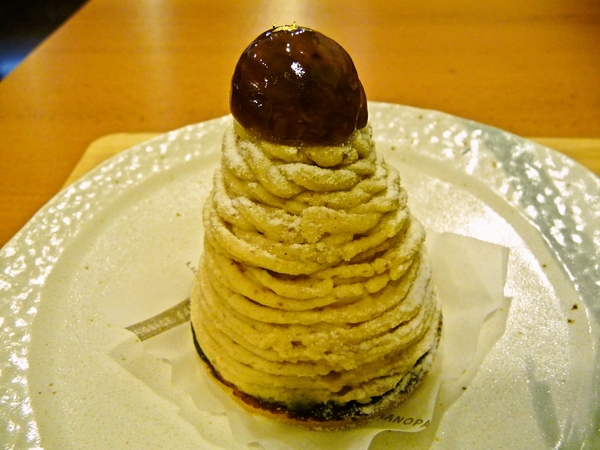 香川県三木町にあるケーキ屋さん「ジャンヌダルクカフェ」。モンブラン「白山(しらやま)」。