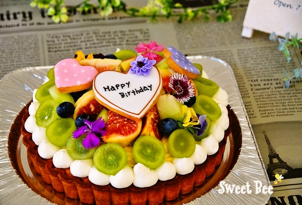 フルーツタルトの誕生日ケーキ