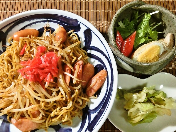 もやし焼きそばと卵巾着の晩ごはん