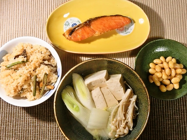 湯豆腐と山菜おこわの晩ごはん