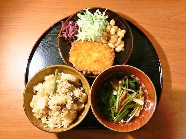 コロッケと山菜おこわご飯