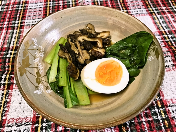 小松菜と干し椎茸の煮浸し。ゆで卵の葱油漬け。