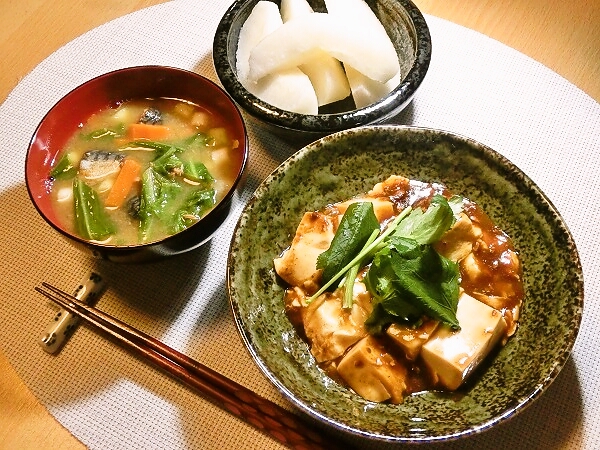 麻婆豆腐とさば味噌煮缶の味噌汁の晩ごはん