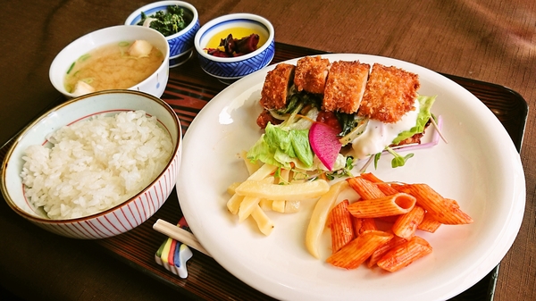 ランチハウス・リリィ＠福知山市のチキンのミラノ風定食（６００円）