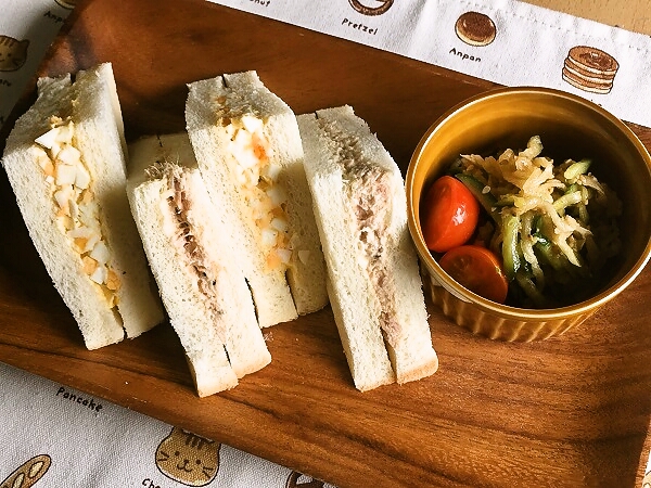 サンドイッチときゅうりと切干大根のパリパリサラダ