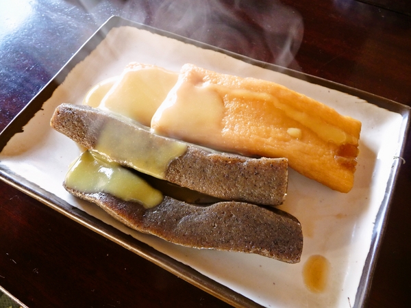 香川県さぬき市の大窪寺の門前にある「八十八庵(やそばあん)」。おでん(田舎こんにゃく、てんぷら)。