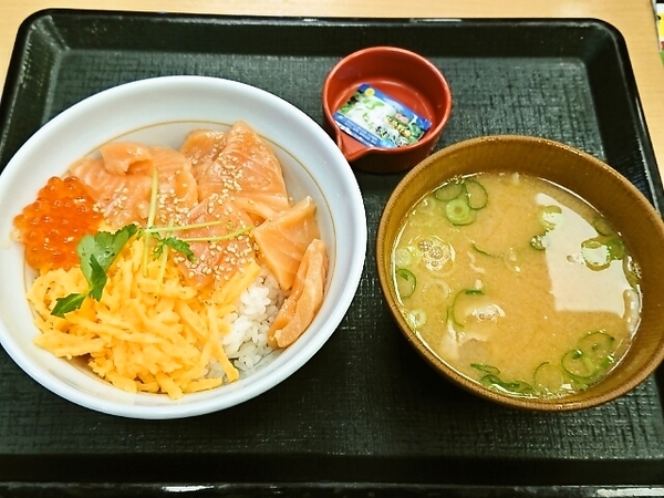 サーモンイクラ丼ととん汁(なか卯)