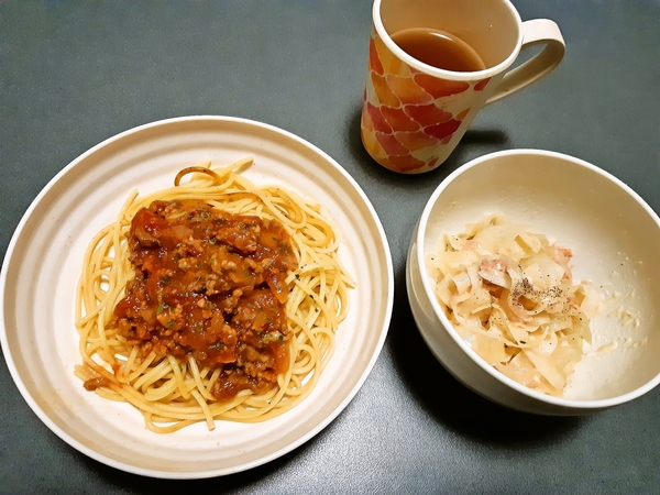 ミートソースパスタと大根サラダ