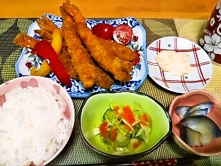 エビフライ５尾の夕食　パプリカとトマト添え