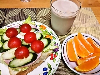 今日の朝食オープンサンド