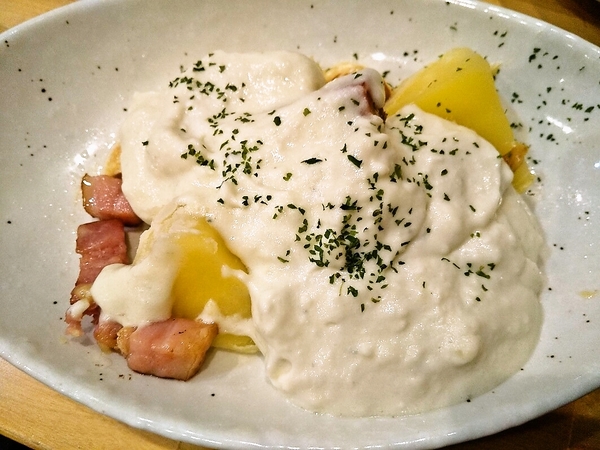 ベーコンとポテトのラクレットチーズ和え