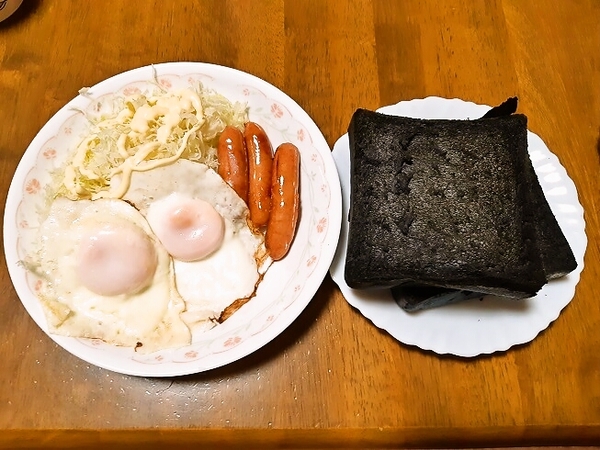 黒の生食パンで朝食を