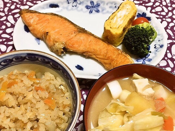 【晩ごはん】焼鮭と炊き込みご飯