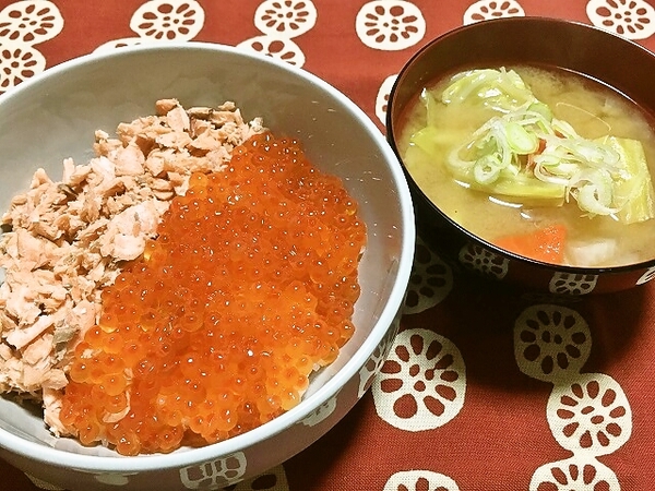 【晩ごはん】鮭の親子丼、大根とキャベツの味噌汁