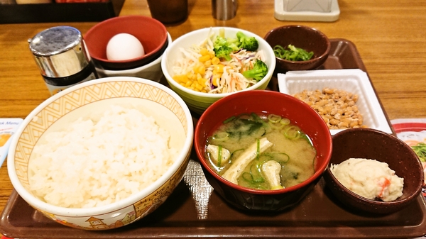 今朝はすき家で納豆朝食＋サラダ