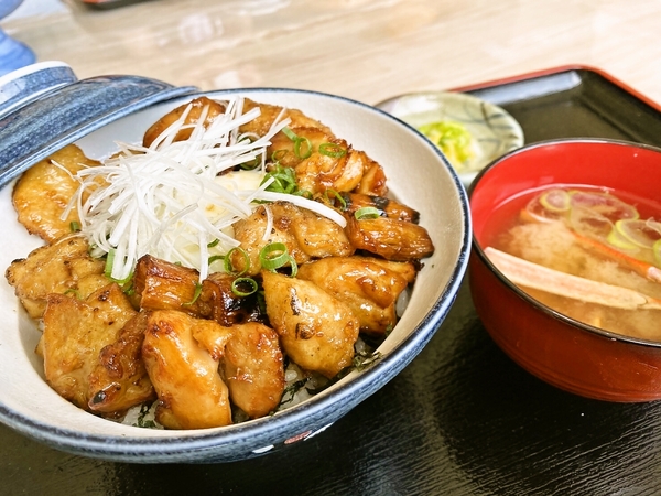 焼き鳥丼（in温玉）