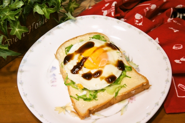 レンジで簡単！あのソースで旨さUPな目玉焼きサンド