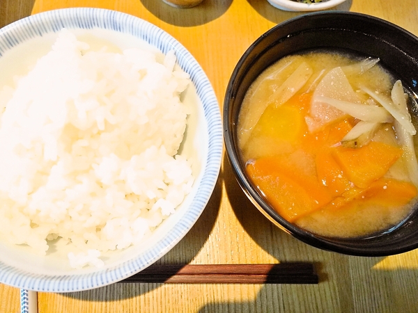美味しいご飯と根菜の味噌汁