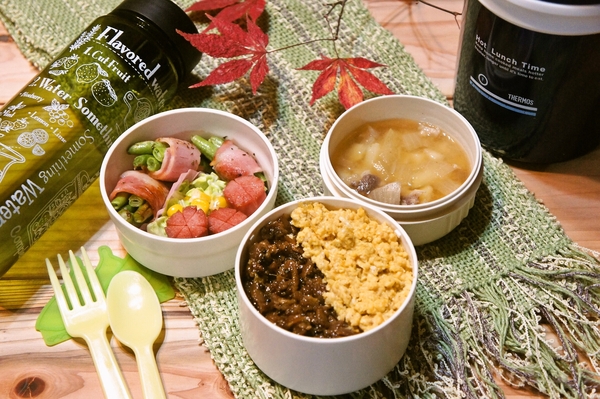 2色そぼろ丼＆豚汁弁当de長男のランチ