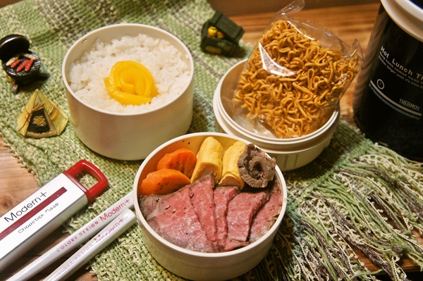 ローストビーフ＆長男希望のおやつラーメン弁当deランチ