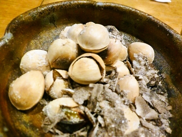 ギンナンの塩焼き　ギンナンの周りは焼き塩