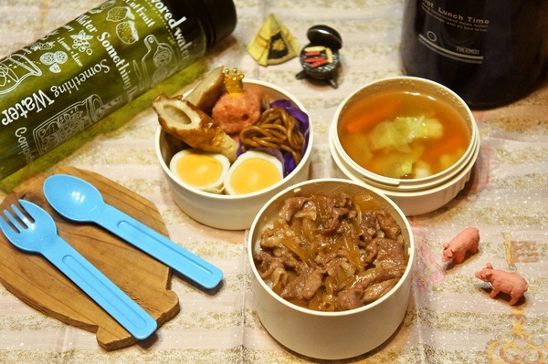 「豚丼＆野菜スープ弁当」de長男のランチ