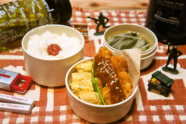 「デミかつ＆中華スープ弁当」de長男のランチ