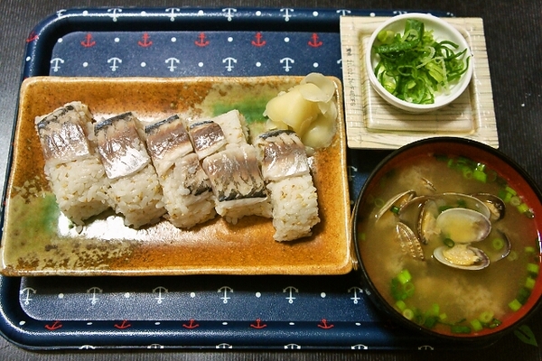 朝ご飯(アジの押し寿司、アサリ汁等)