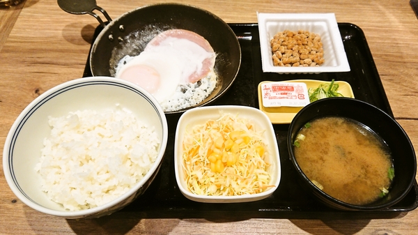 吉野家のハムエッグ納豆定食