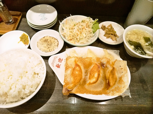 歓迎名物の羽根つき餃子ランチ