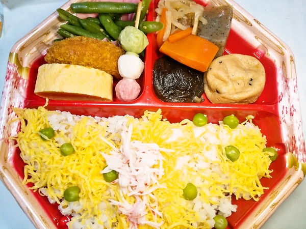 肉屋で売っていたちらし弁当